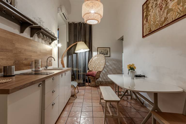 Cucina luminosa con pavimento in cotto